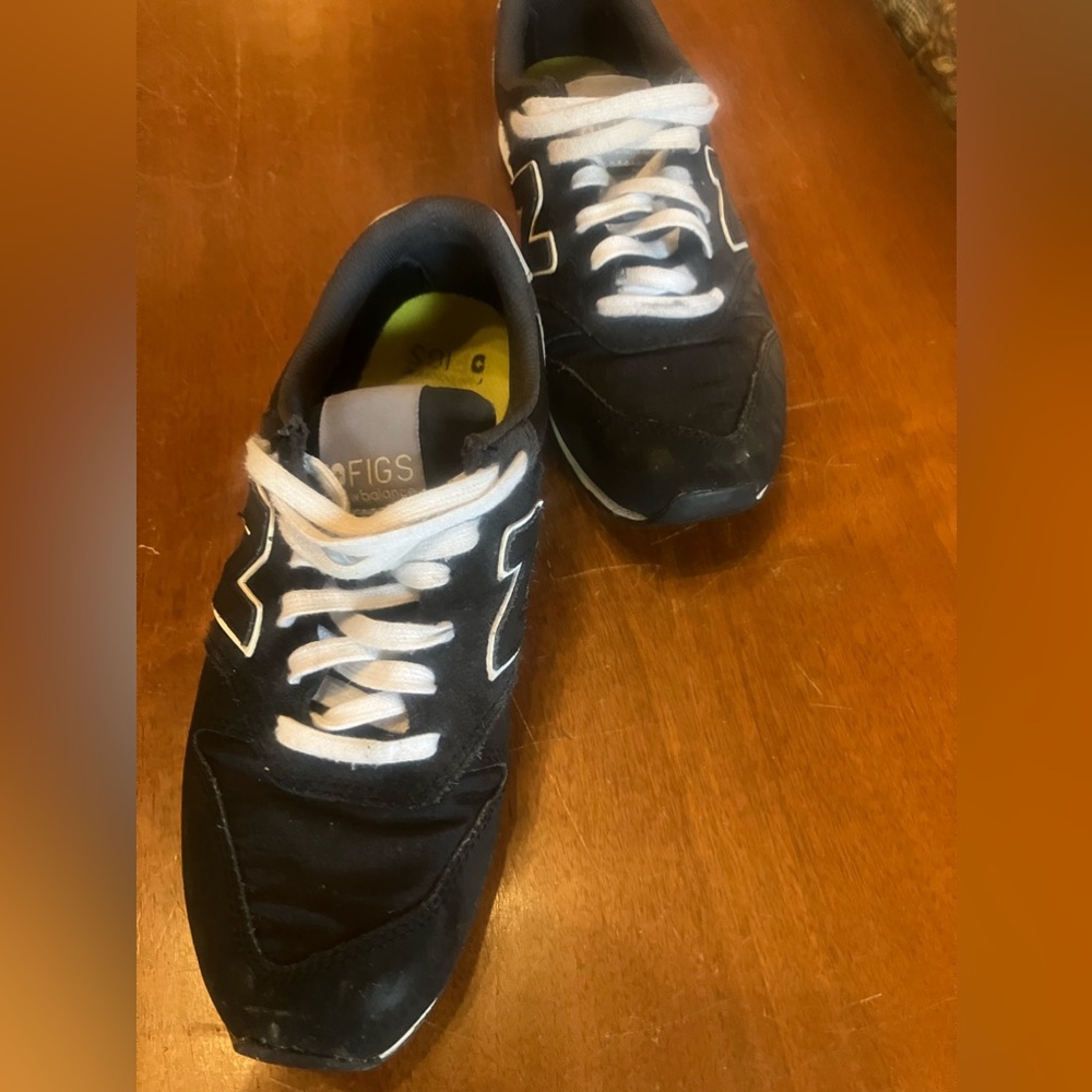 Figs New Balance. Black and white.